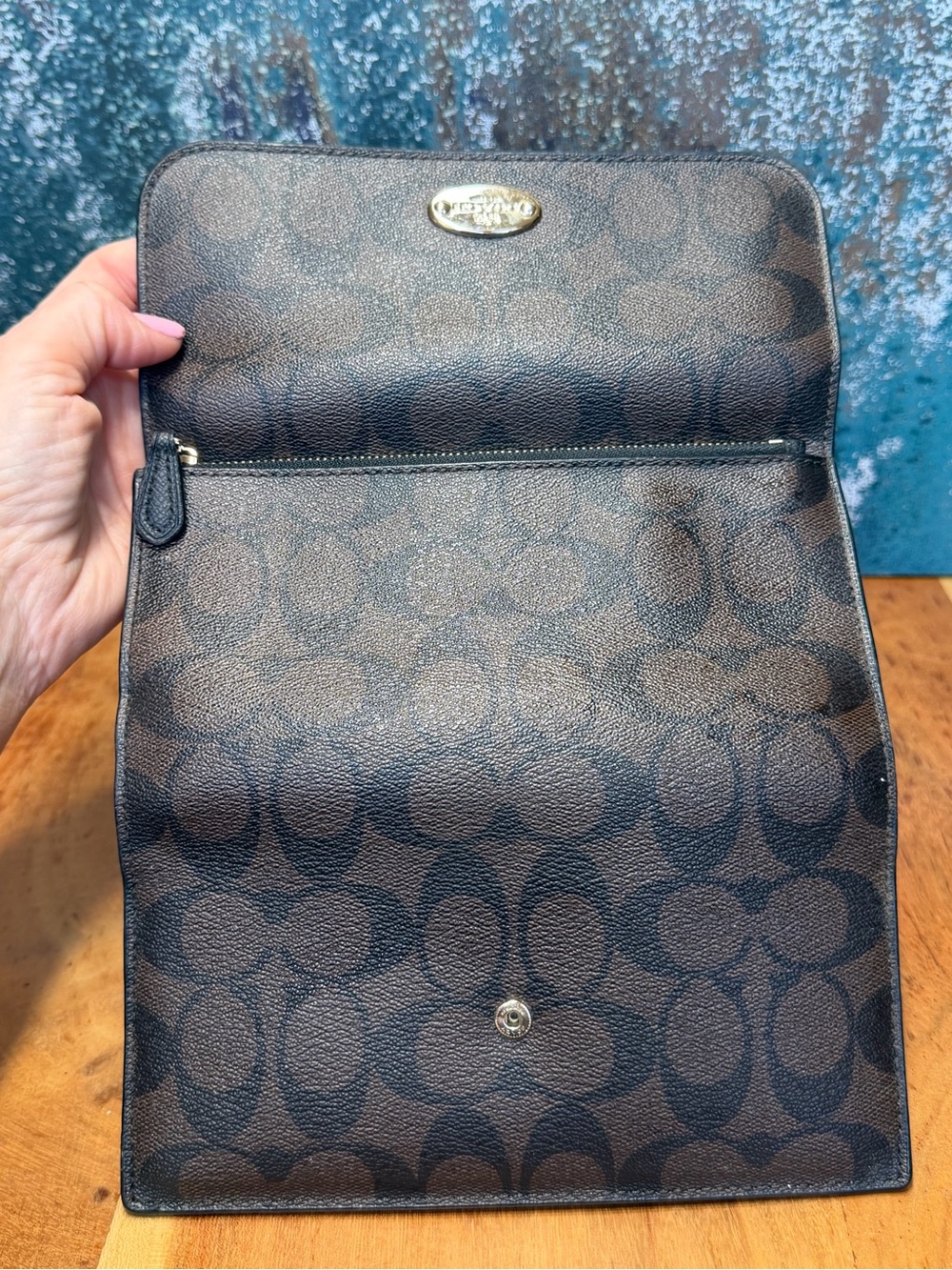Coach Classic Peyton Signature Envelope Tri-Fold Checkbook Wallet Chocolate Brow - Picture 7 of 14